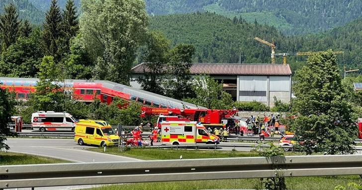 Голяма драма в Германия. Влак дерайлира, десетки ранени (ОБНОВЕНА)